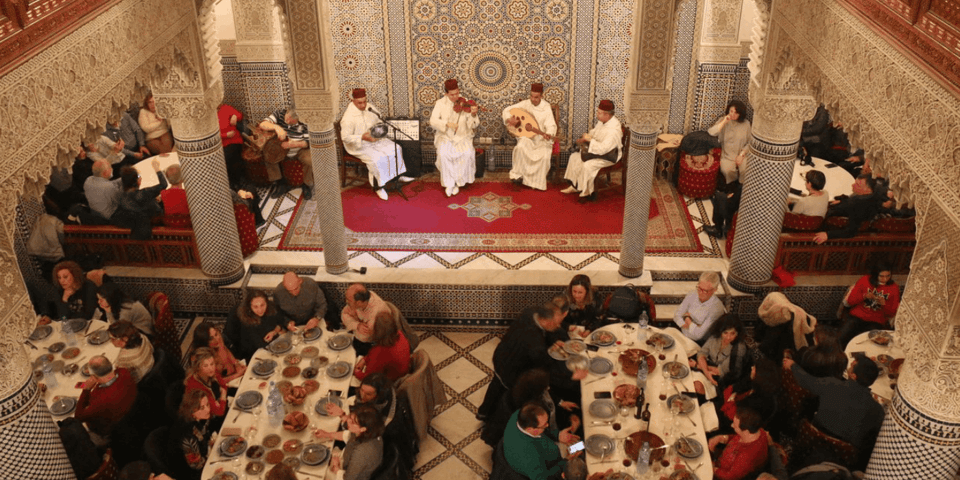 Cena con música y espectáculo en Fez